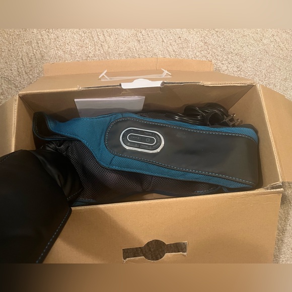 LIKE NEW Brookstone 2 in1 Tapping and Shiatsu neck and shoulder massager w heat - Picture 3 of 4